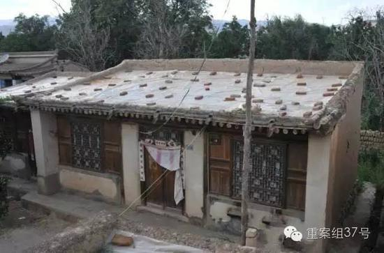 　　▲8月28日，“白银连环强奸杀人案”犯罪嫌疑人高承勇老家的房屋，院门紧锁，这个院落明显比周围的民居陈旧简陋。据村民介绍，高承勇很少在村里露面，已经多年没在这里居住了。新京报记者 吴江 摄