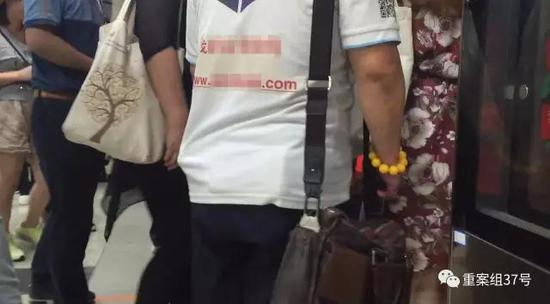 ▲这名男子紧贴又一位女士上了车，不时用手触碰对方。 &nbsp; &nbsp; &nbsp;新京报记者 大路 摄