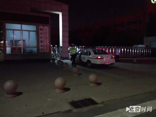 16日晚，临沂交警在“暴走团”曾频繁活动的红旗小学门口设置执勤点。图/刘钊