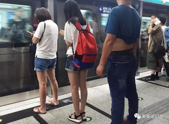 ▲地铁防“狼”，女生可用包挡住臀部。 &nbsp; &nbsp; &nbsp;新京报记者 大路 摄