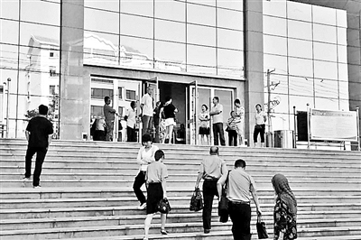 嫌犯高承勇受审，受害人家属出席旁听 供图/视觉中国