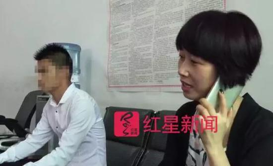 费女士再赴瑞丽解决手镯赔偿问题 图片来源：红星新闻