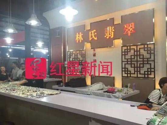 　　事发地点：姐告玉城“林氏翡翠”柜台，记者拍摄时林家人未在柜台摆摊，林家解释称，那几天他们外出了，如今已经恢复营业 &nbsp; 图片来源：红星新闻