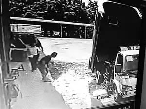 （两位环卫工在翻找车钥匙 视频截图）