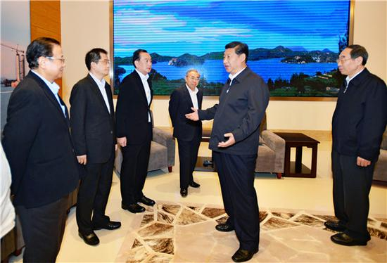 2014年11月，习近平总书记考察平潭综合实验区时与部分台资企业负责人交谈。（资料图片）