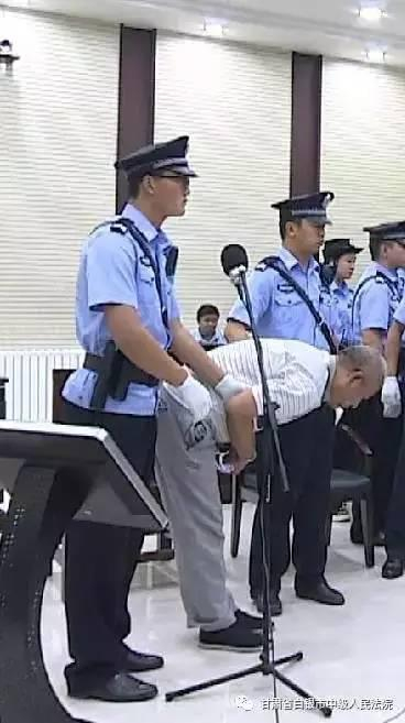 ▲高承勇在庭审上对受害人家属鞠躬。图片来源：甘肃省白银市中级人民法院微信公众号