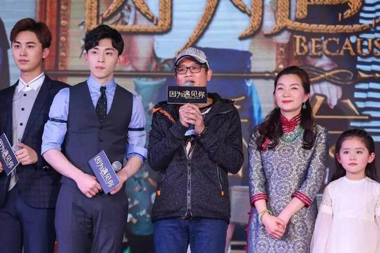 王亭文（右一）在一部热播剧中饰演女主角的养女。