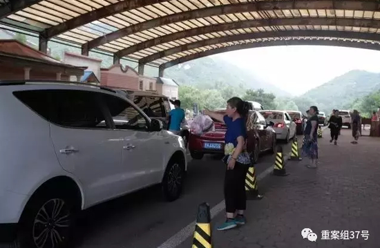 　　▲2017年7月15日，正值周末和暑假，来自驾游的游客络绎不绝，车辆在检票口排起长队，附近的商贩在向司机兜售动物食品。&nbsp;&nbsp;&nbsp;&nbsp;新京报记者 朱骏 摄