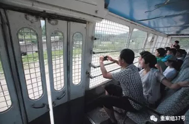 　　▲2017年7月15日，八达岭野生动物园猛兽区，一辆车门无法关闭的铁丝网游览车内的游客，用手机给车外野生动物拍照。&nbsp;&nbsp;&nbsp;&nbsp;新京报记者 朱骏 摄