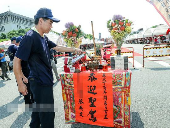 台湾“反灭香”游行惊现署有蔡英文名字的香案，活动单位称是蔡英文办公室委托设置的。（台媒图）