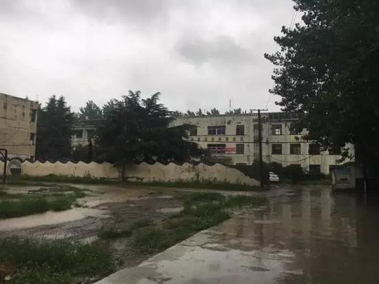 7月6日下午，刚刚经历了一场暴雨的奉母镇一中。&nbsp;&nbsp;