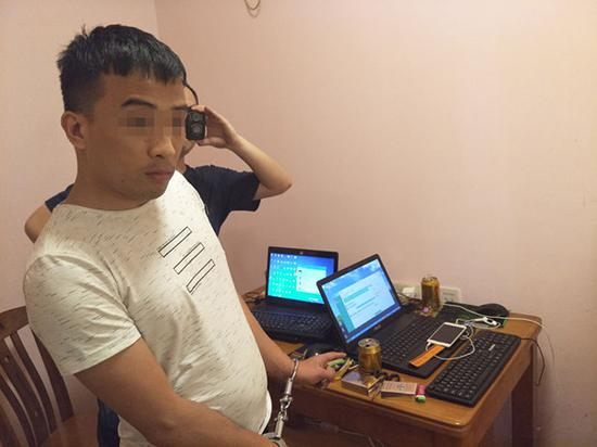 嫌疑人指认作案现场和工具。