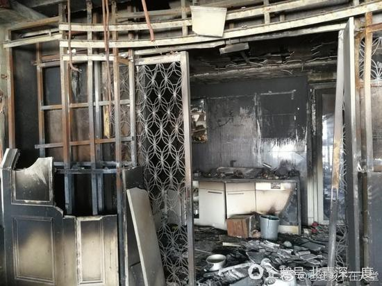 △过火后，林生斌家内一片狼藉 &nbsp; &nbsp; &nbsp; &nbsp; &nbsp;受访者供图