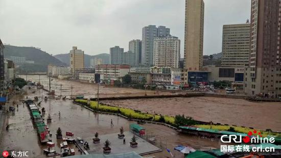 2017年7月26日13时50分，陕西北部，位于大理河子洲县城上游的清水沟水库发生溃坝，库水已泄入清水河。图片来源：东方IC