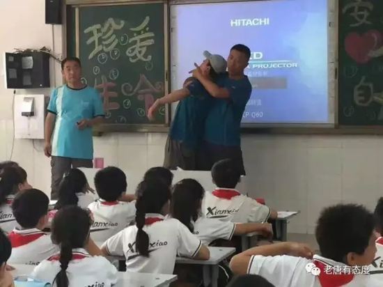 义务救援队队员在学校为孩子们做急救演示。唐山水 摄