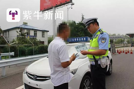 [南京交警对新车临牌进行核查]