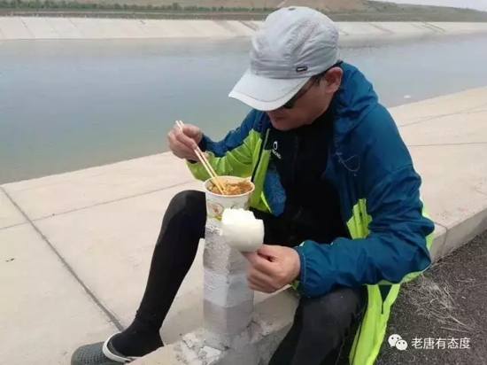 执行任务后，救援人员在河边就餐。唐山水 摄