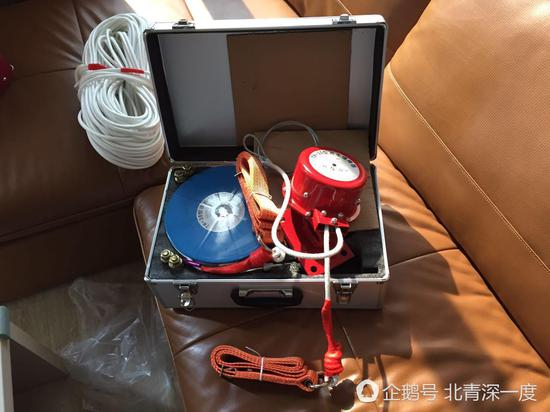 △事发后，朱庆丰买来各种消防器具进行研究 &nbsp; &nbsp; &nbsp; &nbsp; 摄/杨宝璐