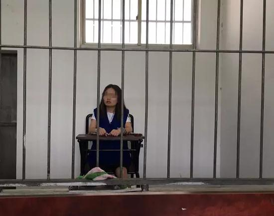 张某琴在诸暨看守所的铁窗内。 微信公众号“诸暨日报爱诸暨” 图