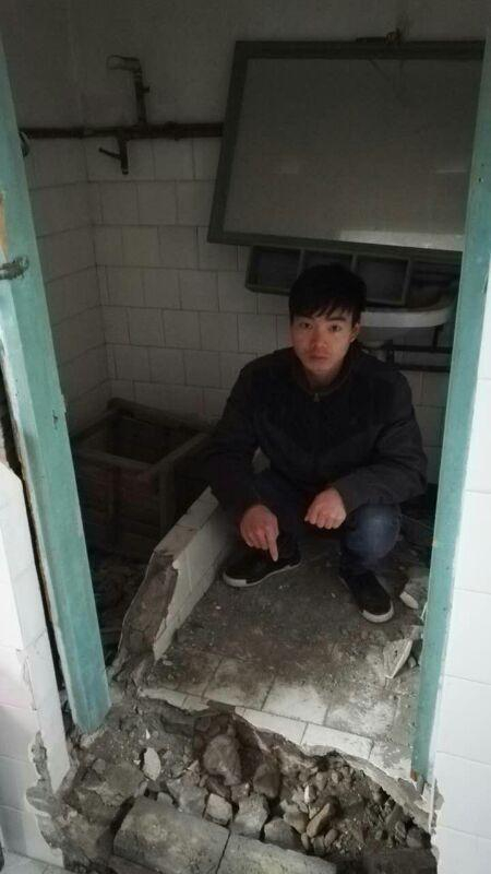 　　缪新光蹲在自家浴室内，法院认定缪家3人在这个面积不到1.2平方米的浴室地板上分尸。澎湃新闻记者 王选辉 图