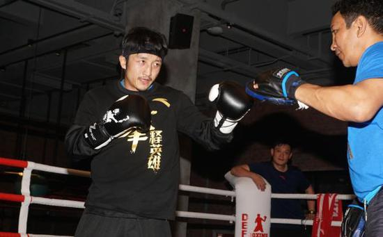 邹市明长衣长裤训练，减轻体重。