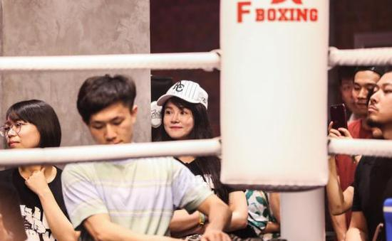 妻子冉莹颖观摩丈夫训练。