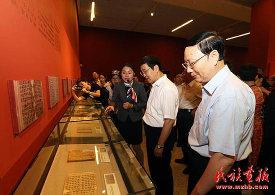 国家民委党组书记、主任巴特尔观看展览
