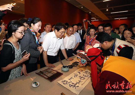 国家民委党组书记、主任巴特尔等领导观看纳西族东巴现场书写东巴文字