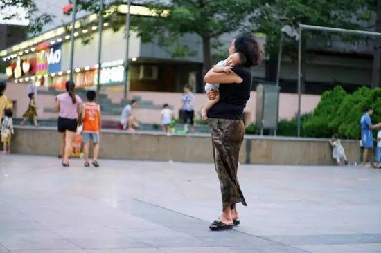 　　莫焕晶老家东莞市长安镇厦边社区的广场上，每天都有照顾老人和孩子的外地保姆聚集，他们难以理解东莞人也会外出做保姆（张雷 摄）