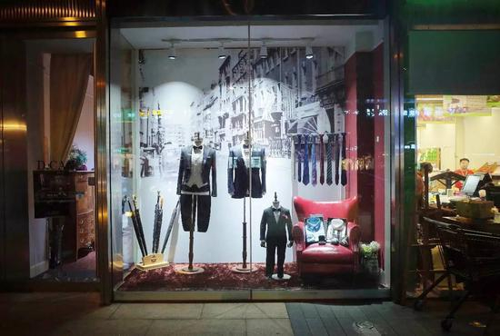 蓝色钱江底商的高级服装定制店铺（张雷 摄）