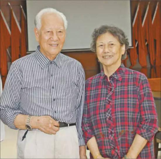 黄旭华（左）和夫人李世英。资料图片