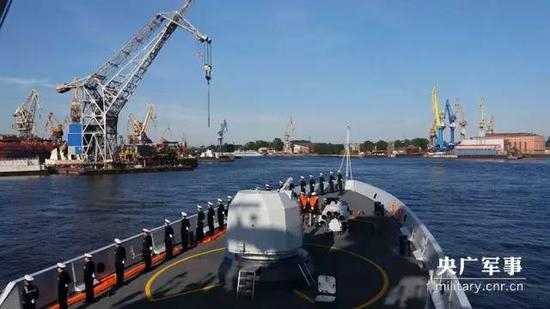 　　▲中国海军导弹驱逐舰合肥舰、导弹护卫舰运城舰与俄海军舰艇编队完成海上演练科目后，顺利抵达俄罗斯圣彼得堡。