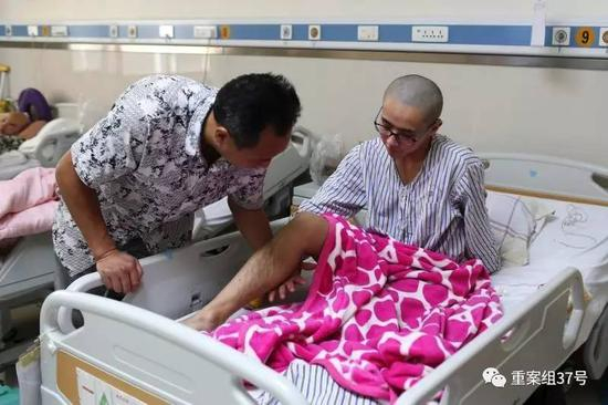 ▲手术后，父亲为龚伟进行右腿的按摩。 &nbsp; &nbsp; &nbsp;新京报记者王飞 摄