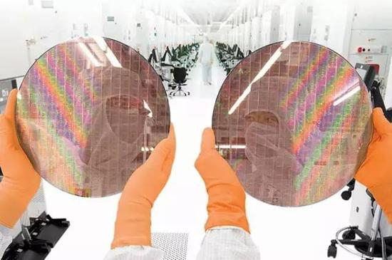 ▲近年来，中国积极发展集成电路产业，引进和自建了不少12英寸晶圆生产线。
