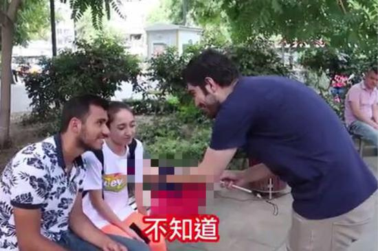 　　土耳其小哥手持“青天白日满地红旗”到处询问“你知道台湾吗？”大部分路人回应：“不知道”。（图片来源：视频截图）