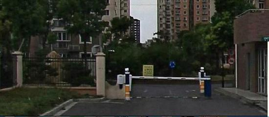 原来的大门左面的那一段围墙被擅自改造。图为原来的大门。