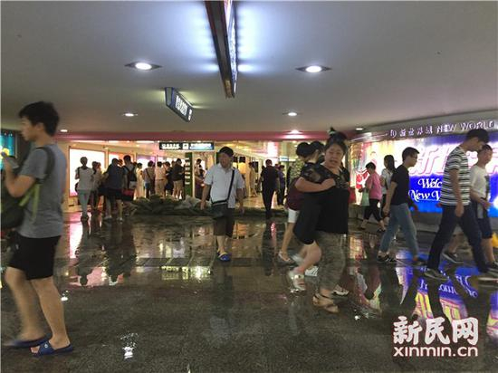 现场垒起沙袋。萧君玮 摄