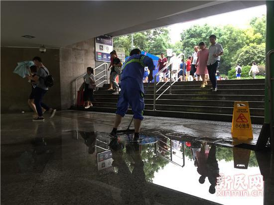 工作人员清理现场。萧君玮 摄