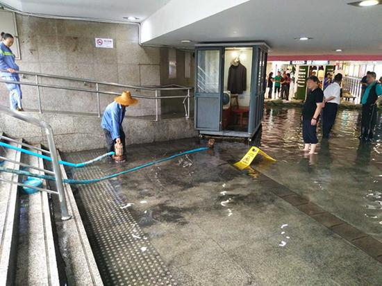 水泵正在抽水。来源：黄浦区新闻办