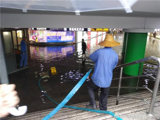 雨水灌进地下通道，一片“汪洋”，最深处没过脚踝。来源：微博