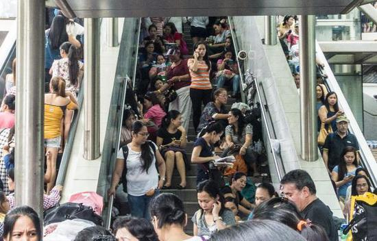 6月4日，香港中环过街天桥上坐满了菲佣。视觉中国 图