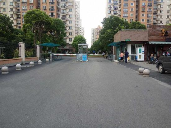 现在的小区大门。