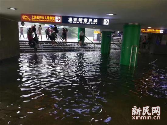 暴雨突袭申城，人民广场下沉式广场地下通道成汪洋。网友图