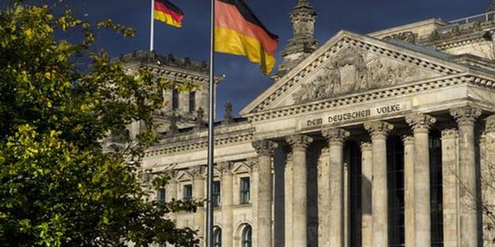 英媒:2名中国游客在德国会大厦门口行纳粹礼