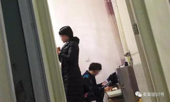 　　▲燕郊东方夏威夷南岸小区二期某居民楼内，传销人员正在通过电话联系认识的亲朋好友，每拉一人入局，传销组织进账49800元。&nbsp;&nbsp;&nbsp;&nbsp;新京报记者 大路 摄