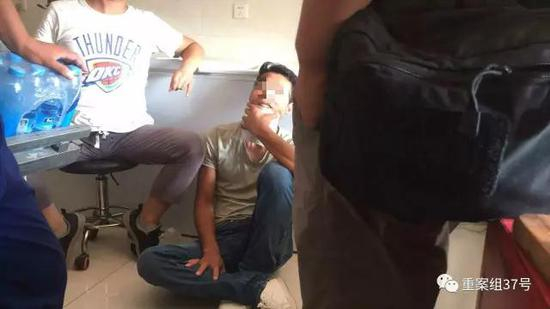 ▲上三里村的传销人员，其中一人席地而坐。&nbsp;&nbsp;&nbsp;&nbsp;新京报记者 李明 摄