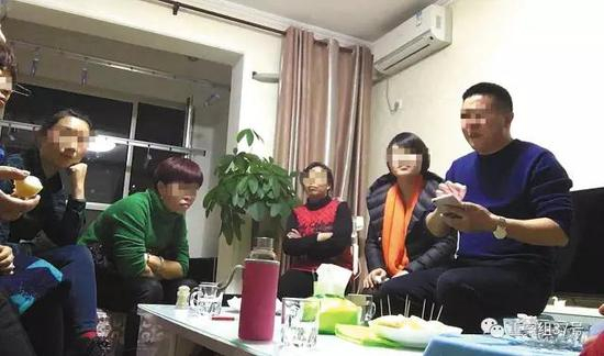 　　▲11月28日晚，东方夏威夷南岸二期17栋三单元801室内，自称是传销头目的曹兴刚为10余名新老传销人员展示一百多万元的银行流水短信。&nbsp;&nbsp;&nbsp;&nbsp;新京报记者 大路 摄