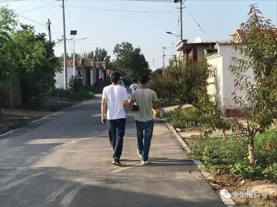 ▲上三里村内，行走着的传销者。&nbsp;&nbsp;&nbsp;&nbsp;新京报记者 刘宇 摄