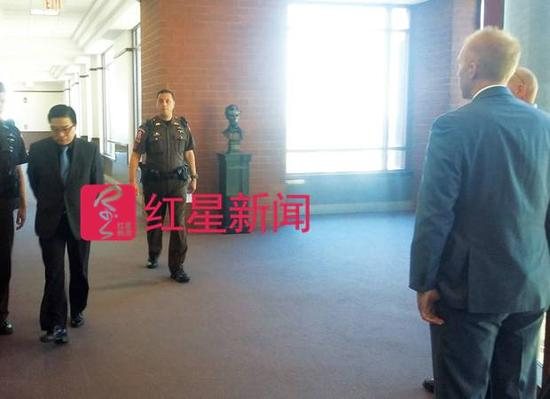 杨雪松被带上法庭 &nbsp; 图据美国《伊利诺伊时报》
