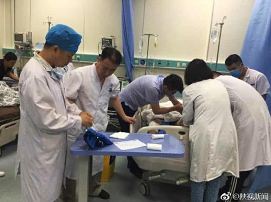 西安交大一附院医疗队第一批5点已到，救治现场图。